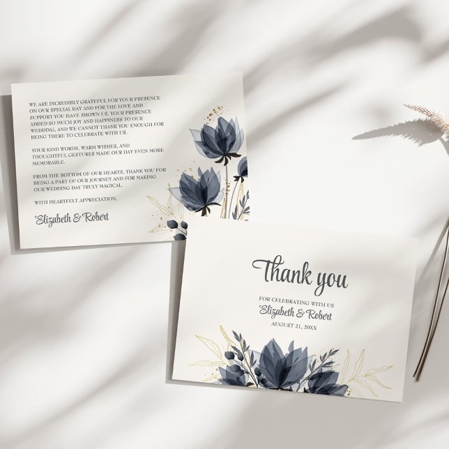 Cartão De Agradecimento Flores Cinzas Suaves Casamento (Gentle Gray Flowers Wedding Thank You Card on a sunny white table.)