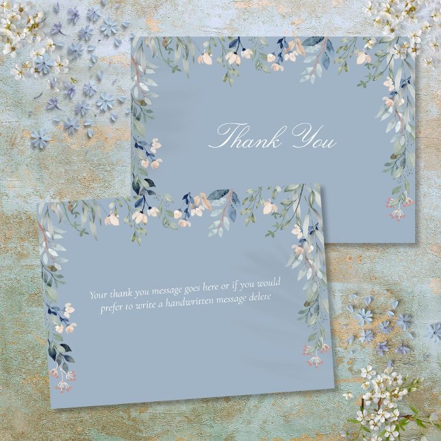 Cartão De Agradecimento Flores Silvestres Florais Azul Poeirento Script (Floral Wildflowers Dusty Blue Script Thank You Card)