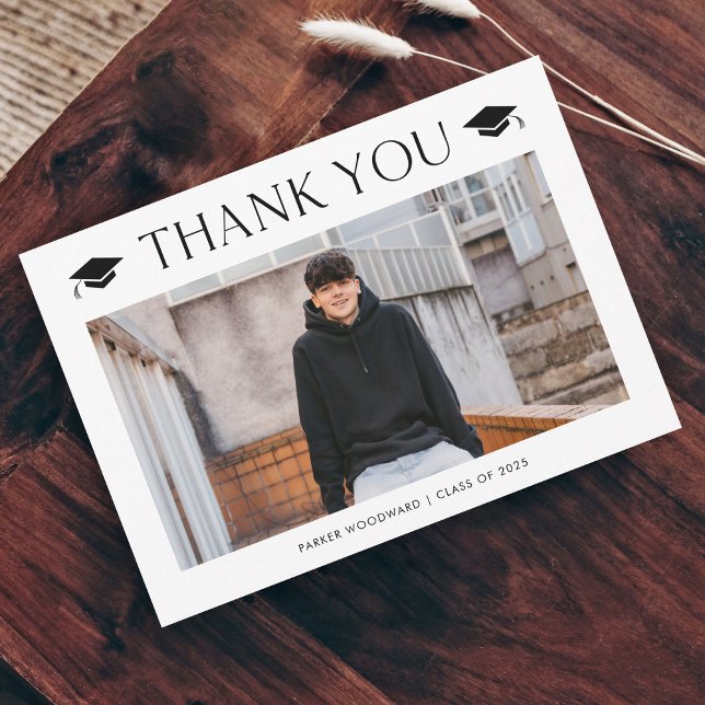 Cartão De Agradecimento Formatura de Foto Simples (Simple black and white cap photo graduation thank you card.)