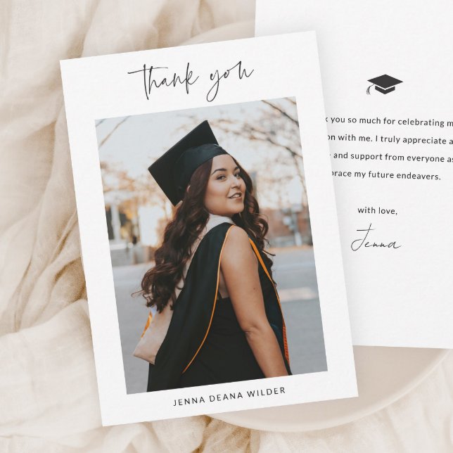 Cartão De Agradecimento Formatura em Preto e Branco com Letra Simples (Modern script simple black and white graduation photo thank you card.)