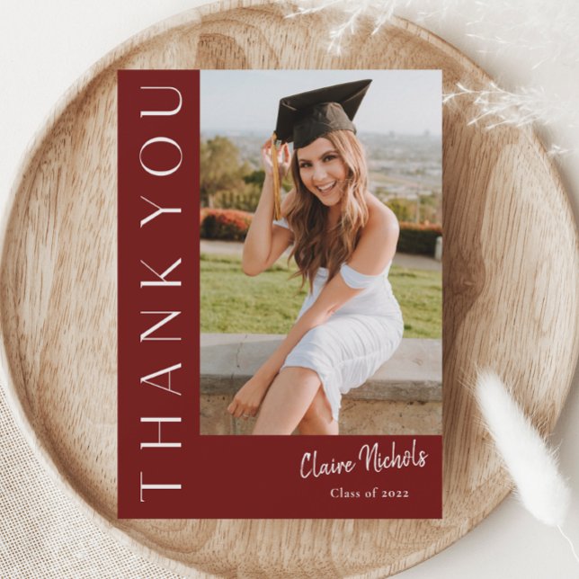Cartão De Agradecimento Formatura Foto Vertical Moderna (Modern Typography Maroon Photo Graduation Thank You Cards.)