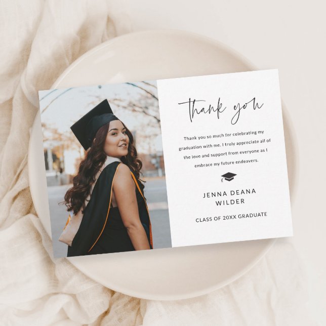 Cartão De Agradecimento Formatura Preto e Branco com Letra Simples (Simple modern black and white graduation photo thank you card.)