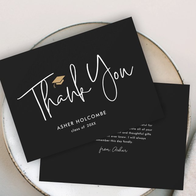 Cartão De Agradecimento Formatura Simples Roteiro Moderno (Modern script black and white graduation cap graduation thank you note cards.)