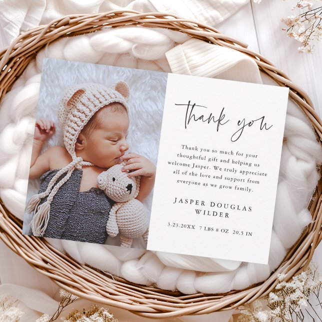 Cartão De Agradecimento Foto de Bebê com Letra Simples (Simple modern script photo collage baby announcement thank you cards.)