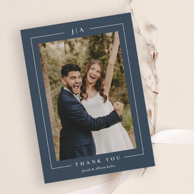 Cartão De Agradecimento Foto de Casamento Azul do Marinho Clássico (Elegant Navy Blue Wedding Photo Thank You Card with Classic Typography and Couples Monogram.)