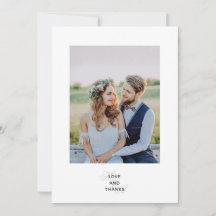 Foto de casamento com monograma em letra cursiva e