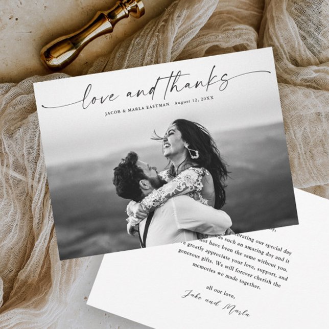 Cartão De Agradecimento Foto de Casamento com Roteiro Moderno Amor e Agrad (Love and thanks script photo wedding thank you card with simple handwritten typographic overlay.)