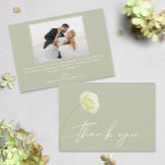 Cartão De Agradecimento Foto De Casamento Da Flor De Água Chic<br><div class="desc">Obrigado em carta chica com uma linda flor branca na frente,  este casamento verde sábio,  obrigado,  mostra sua foto e mensagem no verso. CORRESPONDENTE a itens na nossa coleção.</div>