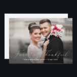 Cartão De Agradecimento foto de casamento de fachada dupla de guião delica<br><div class="desc">Um obrigado de dois lados com uma imagem maravilhosa das recém-cunhadas e um quadro elegante. Adicione uma obrigado pessoal que você enviar e você pode carregar sua própria foto de casamento.</div>