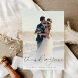 Cartão De Agradecimento foto de casamento de recém-casados com script simp<br><div class="desc">design de sobreposição de texto preto com o moderno script de letras manuais e uma bela foto dos recém-casados,  a imagem e o texto podem ser personalizados.</div>