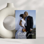 Cartão De Agradecimento foto de casamento de roteiro manuscrito de na moda<br><div class="desc">Um obrigado de dois lados,  seu cartão de casamento com uma maravilhosa imagem das recém-casadas e um elegante roteiro manuscrito. Personalize com sua própria redação e sua própria foto de casamento.</div>