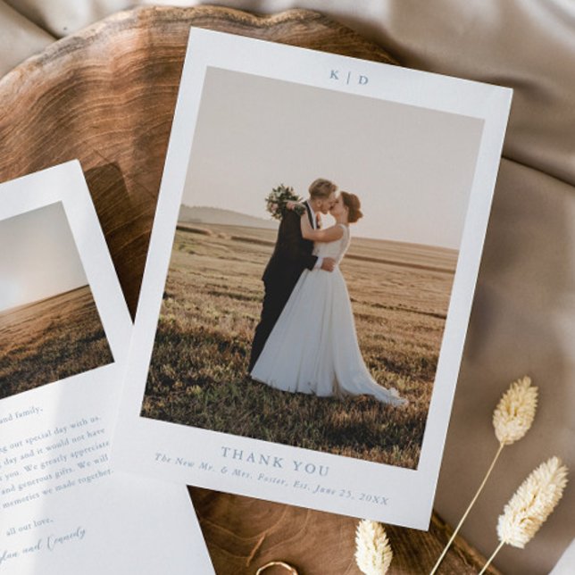 Cartão De Agradecimento Foto de Casamento Elegante Azul Simples Dusty (Simple Monogram Dusty Blue Wedding Photo Thank You Cards.)