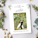 Cartão De Agradecimento Foto de Casamento Elegante Eucalyptus Greenery<br><div class="desc">Envie seu obrigado a você com este lindo cartões de agradecimentos de fotos "Com amor e gratidão". Design com delicada aquarela Eucalyptus em detalhes verdes e belos elementos caligráficos manuscritos. Parte da nossa coleção "MInimal e Graceful Eucalyptus Wedding", com coordenação de produtos incluindo envelopes correspondentes, etiquetas de endereço de envelope...</div>