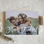 Cartão De Agradecimento Foto de casamento para a caligrafia moderna agrade<br><div class="desc">Envie obrigados para a família e amigos por fazerem parte do seu dia especial com este cartões de agradecimentos personalizável. Apresenta "Forever Graças" na caligrafia moderna. Você pode personalizar este elegante cartões de agradecimentos de casamento adicionando seus detalhes. Este cartões de agradecimentos de casamento de fotos está disponível em outras...</div>