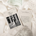 Cartão De Agradecimento Foto de Casamento Preto e Branco da Elegante Vinta<br><div class="desc">Capitalize o estilo de sua gratidão com o Elegante Cartões de agradecimentos de Foto de Casamento Branco e Preto Vintage da coleção MIA. Este cartão clássico captura a beleza de seus momentos inesquecíveis, permitindo que você expresse seus obrigados em estilo. Personalize-o com uma querida foto de casamento, acrescentando um toque...</div>