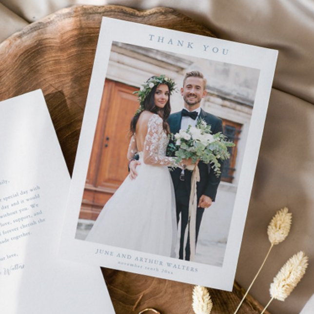 Cartão De Agradecimento Foto de casamento simples (Simple dusty blue wedding photo thank you card.)