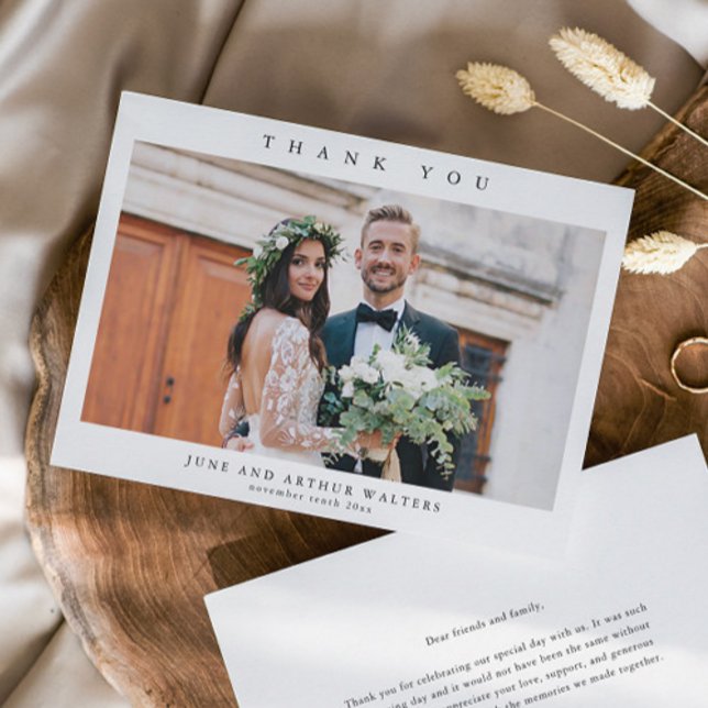 Cartão De Agradecimento Foto de Casamento Simples (Simple black and white wedding photo thank you card.)