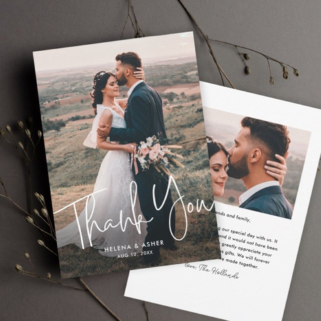 Cartão De Agradecimento Foto de casamento simples com fonte moderna (Simple wedding photo thank you card with overlay typography in white.)