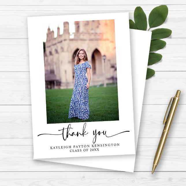 Cartão De Agradecimento Foto de Graduação de Script Elegante Moderno (Modern Elegant Script Graduation Photo Thank You Card)