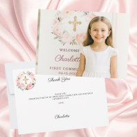 Foto de menina com florais rosa cruz Primeira Comu