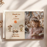 Cartão De Agradecimento Foto de Safari Selvagem Selvagem Única Tropical<br><div class="desc">Expresse sua gratidão com um toque de aventura usando nossa Foto de Cartões de agradecimentos de aniversário de Safari Selvagens Selvagens Selvagens. Perfeito para levar obrigados de coração aos seus convidados, esta carta combina elementos tropicais vibrantes com uma foto pessoal da sua pequena. Design: Apresenta ilustrações vibrantes de animais da...</div>