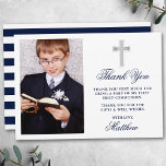 Cartão De Agradecimento Foto de tiragem azul Elegante da Primeira Comunhão<br><div class="desc">O Elegante Cartões de agradecimentos da Primeira Comunhão com a Cruz de Prata. Frente fotográfica. Script Azul do marinho. Azul e branco riscado para trás.</div>