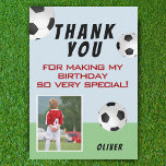 Cartão De Agradecimento Foto do Aniversário de criança das Bolas de Futebo<br><div class="desc">Cartões de agradecimentos de Aniversário de criança de bola de futebol bonito com uma foto. O futebol temia o cartões de agradecimentos de aniversário com um obrigado que você envia, o nome da criança, a foto da criança e as bolas de futebol. Na parte de trás do cartão estão bolas...</div>