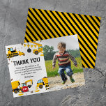 Cartão De Agradecimento Foto do Aniversário de criança de Caminhão de Cons<br><div class="desc">A construção do aniversário temático agradece cartas com um simples fundo branco, uma foto da criança, lindas ilustrações de desenho animado de bunting, placas de pare, um caminhão de lixo, um caminhão de cimento, uma grua de bola destruidora, pancadas de terra, e um obrigado moderno que é fácil de personalizar....</div>