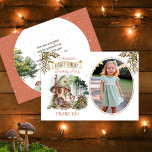 Cartão De Agradecimento Foto do primeiro aniversario do Cogumelo Fairy Fir<br><div class="desc">Uma doce fada de floresta fica do lado de fora de sua casa de cogumelos, entre os cogumelos, a floresta e os animais da floresta, à medida que a verde compra uma fita graciosamente de ambos os lados desta design composta do Partido primeiro aniversario da Fada Primeira, por Designs Holiday...</div>