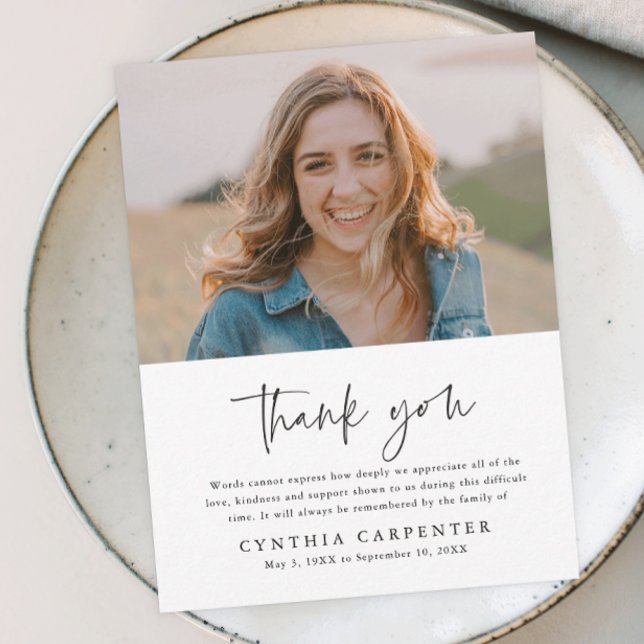 Cartão De Agradecimento Foto Mínima do Memorial Funeral (Simple typography black and white photo memorial thank you card.)