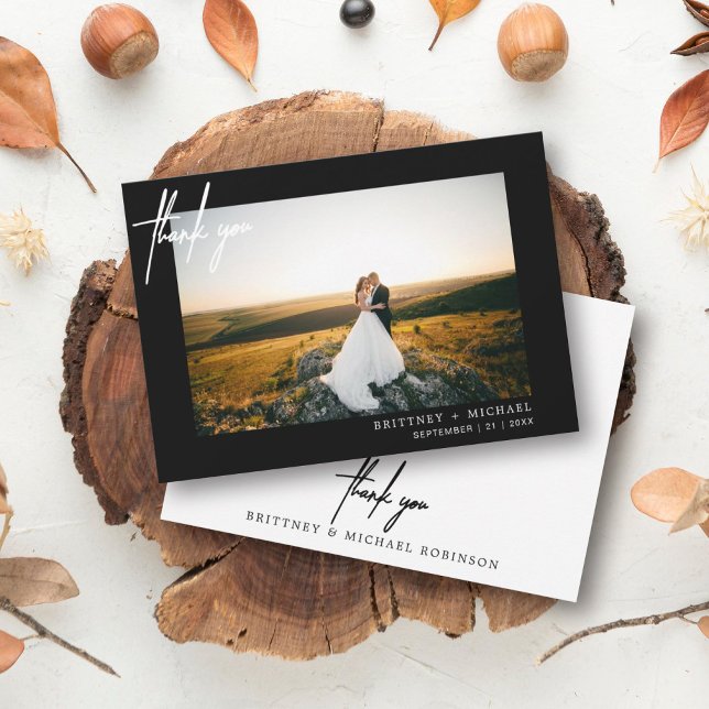 Cartão De Agradecimento Foto Moderna Com Letra Mão Obrigado Preto (Modern elegant wedding thank you card with a wedding photo on the front and simple hand written font)