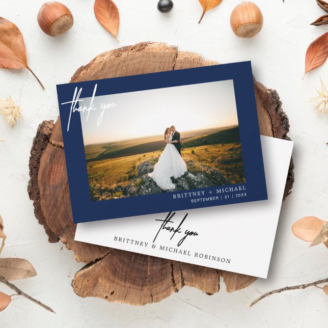 Cartão De Agradecimento Foto moderna, escrita à mão, obrigado Marinho azul (Modern elegant wedding thank you card with a wedding photo on the front and simple hand written font)