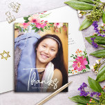 Cartão De Agradecimento Foto Personalizada De Script De Aquarela Floral Do<br><div class="desc">Certifique-se de que o seu Bat Mitzvah favorito mostre o seu apreço a todos os que apoiaram o seu evento principal! Envie este sofisticado e personalizado cartões de agradecimentos! Uma aquarela floral chica, espantosa, rosa e cor de pêssego com tipografia de escrita branca e serifa moderna sobrepõe a foto de...</div>