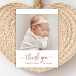 Cartão De Agradecimento Foto Simples de Bebê com Script Dourado Moderno<br><div class="desc">Simples Elegante Rosa de Caligrafia Moderna com Roteiro Dourado Novo Cartões de agradecimentos de Bebê de Foto. Apresenta um belo texto de "obrigado" em um script de fonte de traço com barra de caligrafia escrita à mão em folha de ouro falso-rosa (ou folha de cor-de-rosa). No lado inverso, mensagem pessoal...</div>
