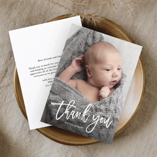 Cartão De Agradecimento Foto simples de bebê manuscrita (Simple baby photo thank you card with modern handwritten script calligraphy thank you.)