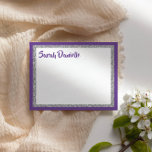Cartão De Agradecimento Glittery Purple & Silver Obrigado Placa De Nota Si<br><div class="desc">Esta placa plana de tendência apresenta letras em negrito na frente com um aspecto em camadas em cintilação prateada e branca,  e um fundo de cor sólida. Adicione seu texto usando o formulário modelo. Altere a fonte,  o layout e as cores usando o recurso Personalizar.</div>