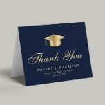 Cartão De Agradecimento Graduação Azul do Boné de Formando Dourado Elegant<br><div class="desc">Elegante cartões de agradecimentos de graduação azul escuro com boné de ouro,  "Obrigado" em um roteiro clássico de ouro,  e o nome do formando,  escola e ano de aula em uma simples tipografia moderna. No dentro,  crie a mensagem do obrigado personalizado ou deixe o vazio para uma nota manuscrita.</div>