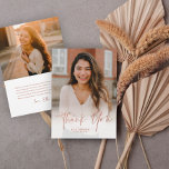 Cartão De Agradecimento Graduação de Foto Simples de Script Dourado 2<br><div class="desc">Um Cartões de agradecimentos de Graduação de Foto Simple Rosa Dourado Script 2 com cheio de letra manuscrito fotografar retrato de sangria na frente com nome e detalhes de graduação. A parte de trás tem uma segunda foto e obrigado que você envia do formando. Clique no botão editar para personalizar...</div>