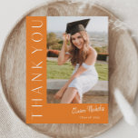 Cartão De Agradecimento Graduação de Foto Vertical Moderna<br><div class="desc">Este moderno cartões de agradecimentos elegante de graduação de fotos em na moda apresenta uma foto vertical e um título com um nome de script personalizável e texto na frente. O verso tem uma mensagem pessoal e uma assinatura que são removíveis se você preferir escrever suas notas de agradecimento. Clique...</div>