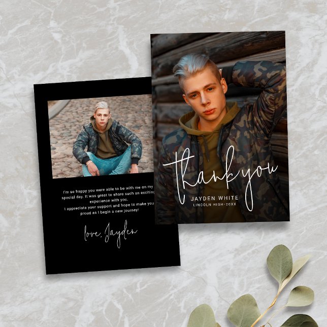 Cartão De Agradecimento Graduação de Fotografias com Script Moderno Simple (Black Simple Modern Script 2 Photo Graduation Thank You Card)