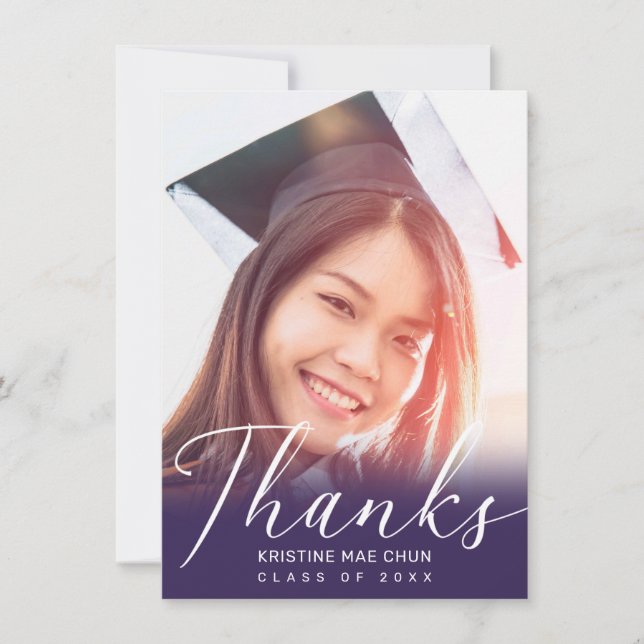 Cartão De Agradecimento Graduação de Fotos com Script Branco Roxo Moderno (Frente)