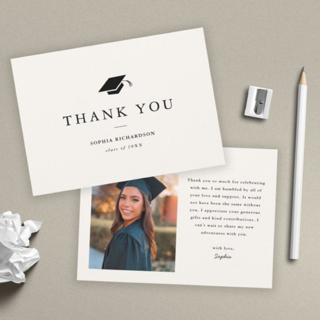 Cartão De Agradecimento Graduação de Fotos Simples em Preto e Branco (Simple black and white graduation photo thank you card.)