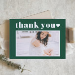Cartão De Agradecimento Graduação de Fotos Verde com Tipografia em Negrito<br><div class="desc">Envie seu obrigado com este obrigado personalizável de graduação de fotos,  sua placa plana. Apresenta uma tipografia ousada retrógrada e um coração num fundo verde esmeralda. Esse cartões de agradecimentos de graduação de fotos será perfeito para qualquer tema de graduação. Personalize adicionando sua foto favorita.</div>