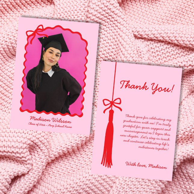 Cartão De Agradecimento Graduação de Tassel e Arco Rosa e Formando Vermelh (Tassel & Bow Pink & Red Grad Photo 2025 Graduation Thank You Card)