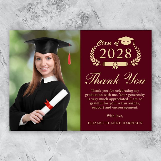 Cartão De Agradecimento Graduação Dourada Burgundy Foto Script Elegante (An elegant photo graduation thank you card to show gratitude to friends and family for their support)