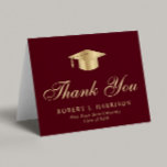 Cartão De Agradecimento Graduação Vermelha Elegante do Boné Dourado Burgun<br><div class="desc">Elegante cartões de agradecimentos de graduação vermelho-burgundy com boné de formando de ouro, "Obrigado" em um roteiro clássico de ouro, e o nome do formando, escola e ano de aula em uma simples tipografia moderna. No dentro, crie a mensagem do obrigado personalizado ou deixe o vazio para uma nota manuscrita....</div>