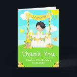 Cartão De Agradecimento Lemonade Stand Birthday Black Hair Boy<br><div class="desc">Este cartões de agradecimentos bonito e caprichoso apresenta um filho de cabelo preto com pele clara num suporte de limonada amarela que é decorado com flores e beliche. Ao fundo está um céu azul, sol e borboletas. O texto combina fontes decorativas e sans serif para um aspecto na moda e...</div>