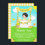 Cartão De Agradecimento Lemonade Stand Birthday Black Hair Boy<br><div class="desc">Este cartões de agradecimentos bonito e caprichoso apresenta um filho de cabelo preto com pele clara num suporte de limonada amarela que é decorado com flores e beliche. Ao fundo está um céu azul, sol e borboletas. O texto combina fontes decorativas e sans serif para um aspecto na moda e...</div>