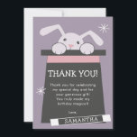 Cartão De Agradecimento Magic Show Bunny Birthday<br><div class="desc">Um cartões de agradecimentos bonito para o seu filho enviar para amigos e famílias depois da festa de aniversário e presentes. O tema do cartão é "espetáculo mágico" com um coelho branco a arrancar a cabeça de um chapéu preto. Os textos editáveis são dentro do chapéu preto. Excelente para o...</div>