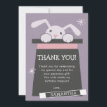 Cartão De Agradecimento Magic Show Bunny Birthday<br><div class="desc">Um cartões de agradecimentos bonito para o seu filho enviar para amigos e famílias depois da festa de aniversário e presentes. O tema do cartão é "espetáculo mágico" com um coelho branco a arrancar a cabeça de um chapéu preto. Os textos editáveis são dentro do chapéu preto. Excelente para o...</div>